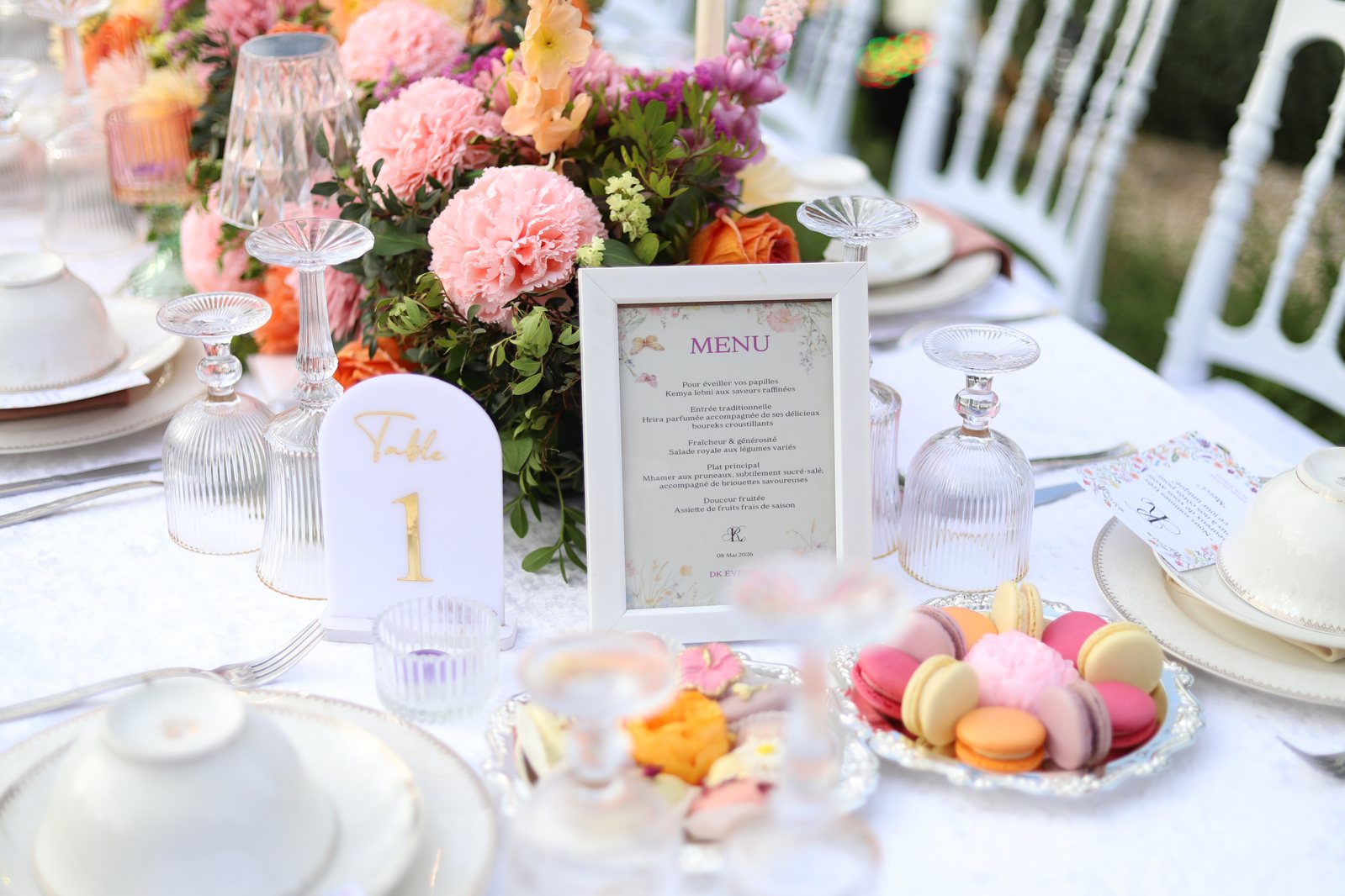 Table florale et macarons