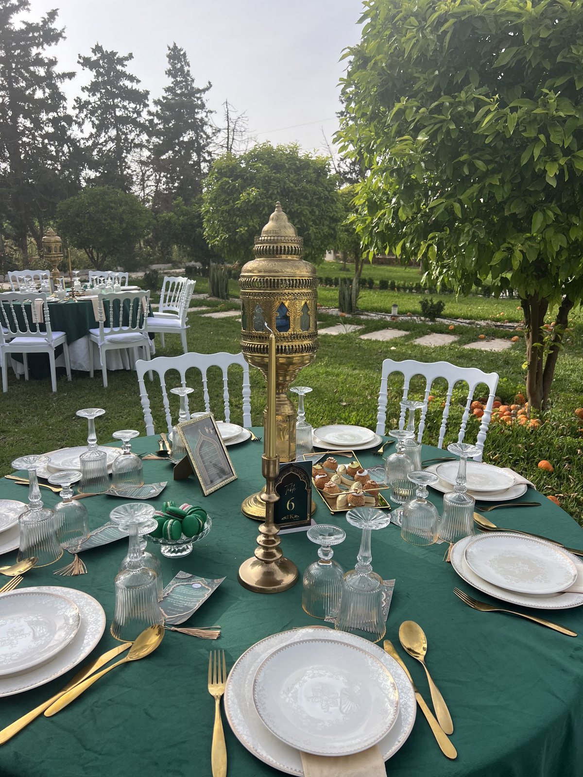 Chaises Chiavari et jardin
