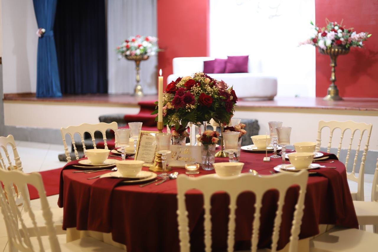 Table ronde bordeaux et or